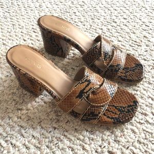 Kaanas sandals SZ 7 - never worn!